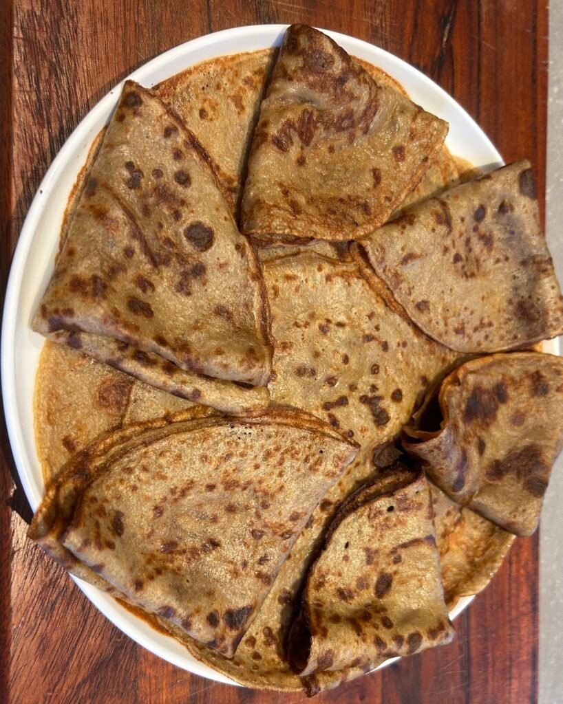 Crêpes sans gluten à la farine de banane verte, légères et moelleuses, servies avec une garniture simple.