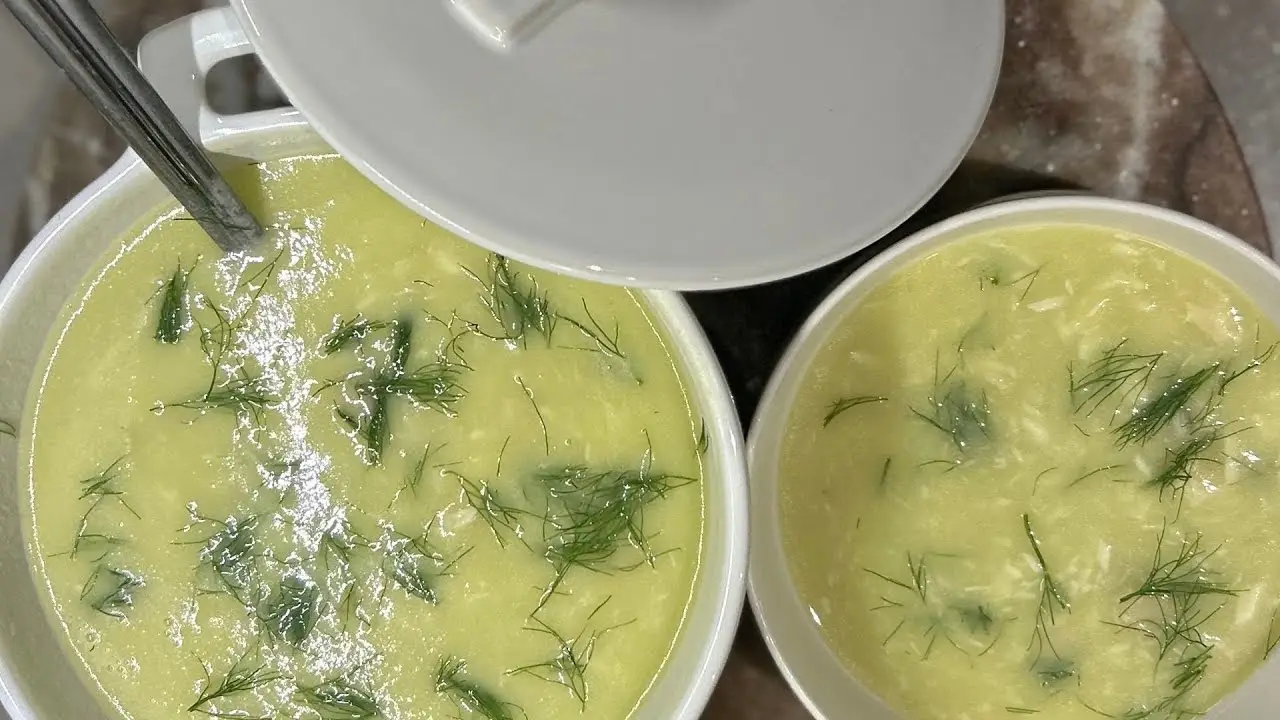 Bol de soupe crémeuse au poisson blanc, poireau, céleri et fenouil, texture veloutée et parfumée.