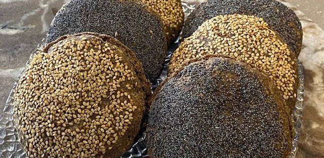 Pain sans gluten fait maison à base de graines moulues, farine de coco et psyllium, avec une texture moelleuse et légère.