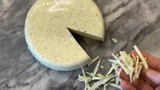 Fauxmage vegan sans noix à base de lait de coco, moulé et crémeux, prêt à être servi.