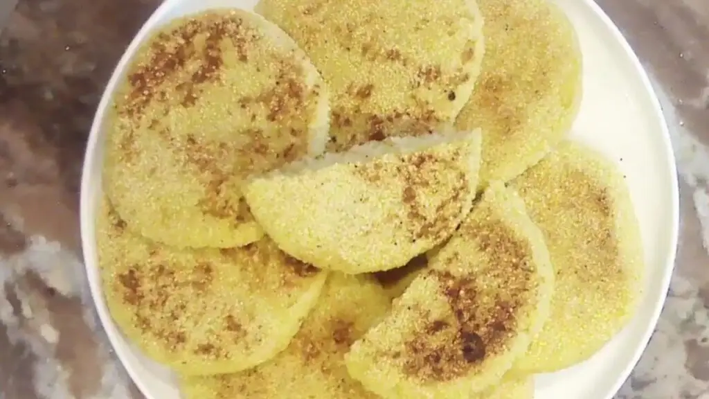 Harcha marocaine sans gluten, sans maïs et sans riz, moelleuse et dorée.