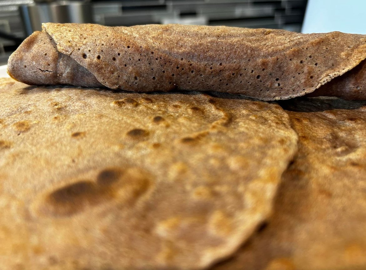 Crêpes à la farine de teff et au lait de chanvre, dorées et moelleuses, servies avec une garniture salée