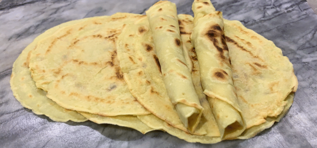 Crêpes dorées à la farine de coco et tapioca, sans gluten, empilées avec texture légère.