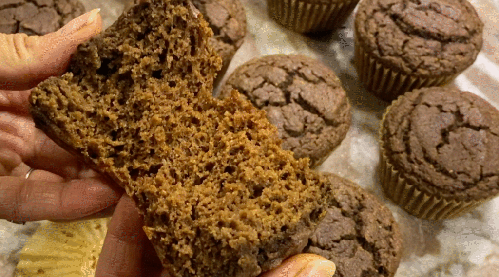 Muffins sans gluten à la farine de coco et caroube, dorés et moelleux, présentés sur une assiette avec une texture dense et gourmande.