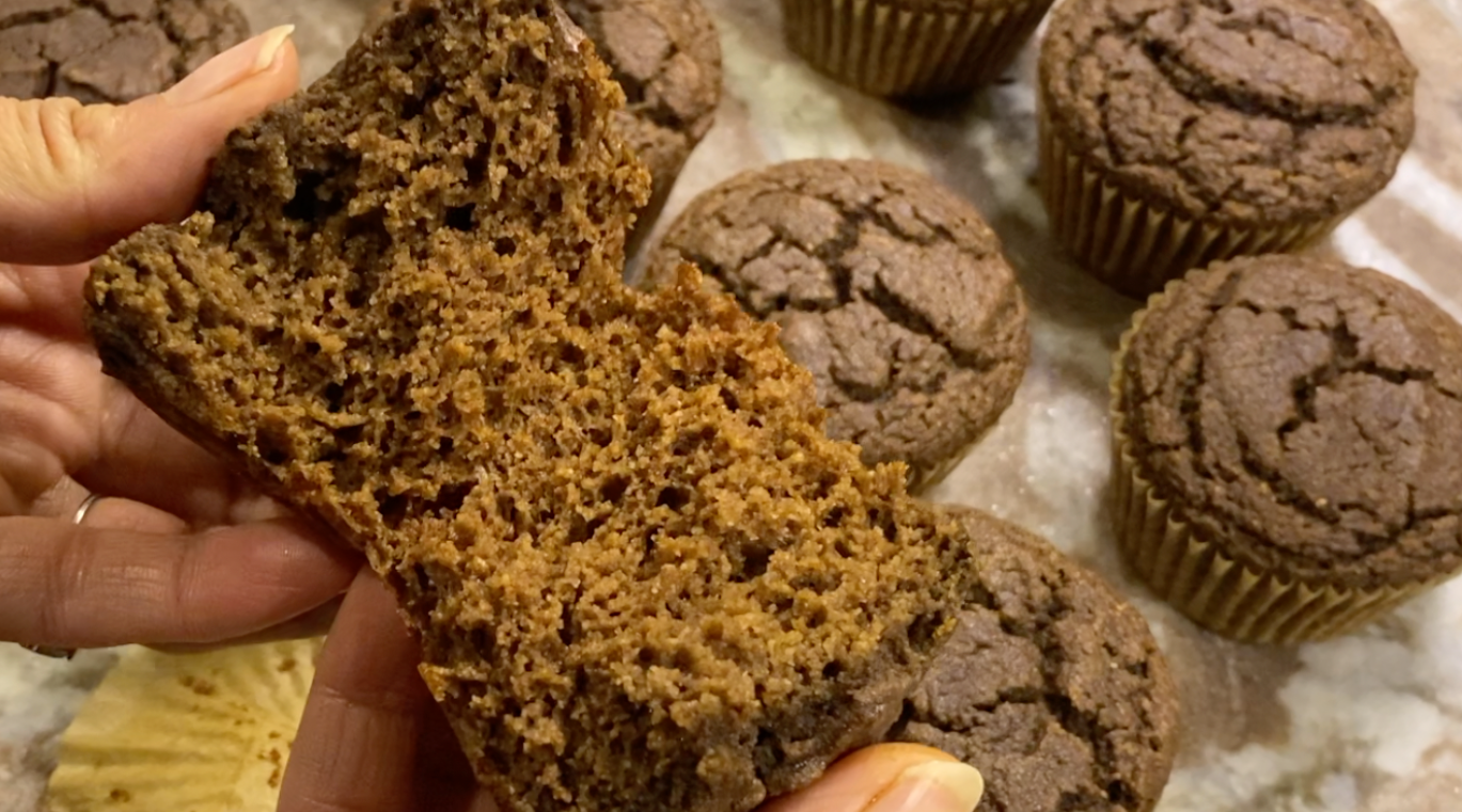 Muffins sans gluten à la farine de coco et caroube, dorés et moelleux, présentés sur une assiette avec une texture dense et gourmande.