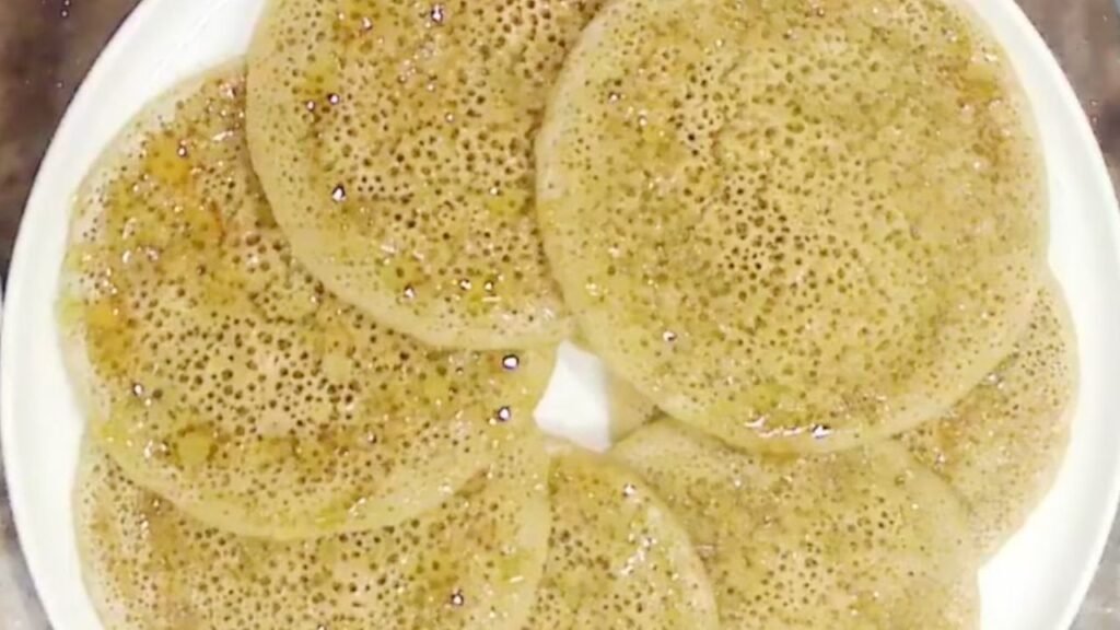 Crêpes à mille trous sans gluten, texture alvéolée et moelleuse, servies sur une assiette.