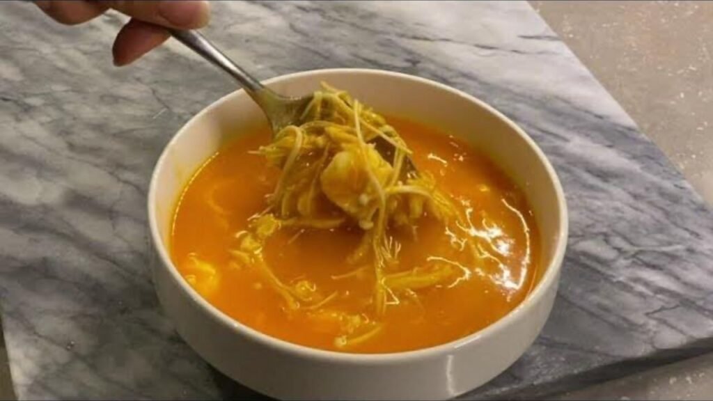 Soupe veloutée aux carottes et courge avec poulet, crevettes et champignons enoki.