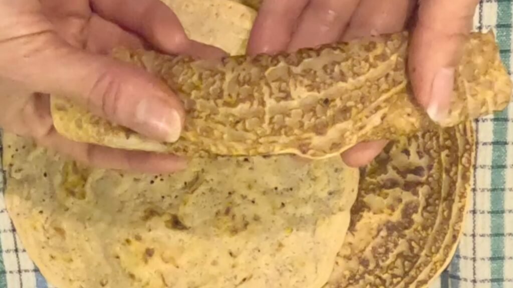 Tortilla aux lentilles rouges sans gluten, souple et dorée, prête à être garnie pour un repas sain.