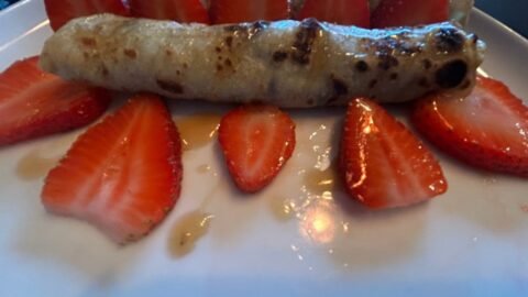 Crêpes dorées à la farine de coco et tapioca, sans gluten, empilées avec texture légère.