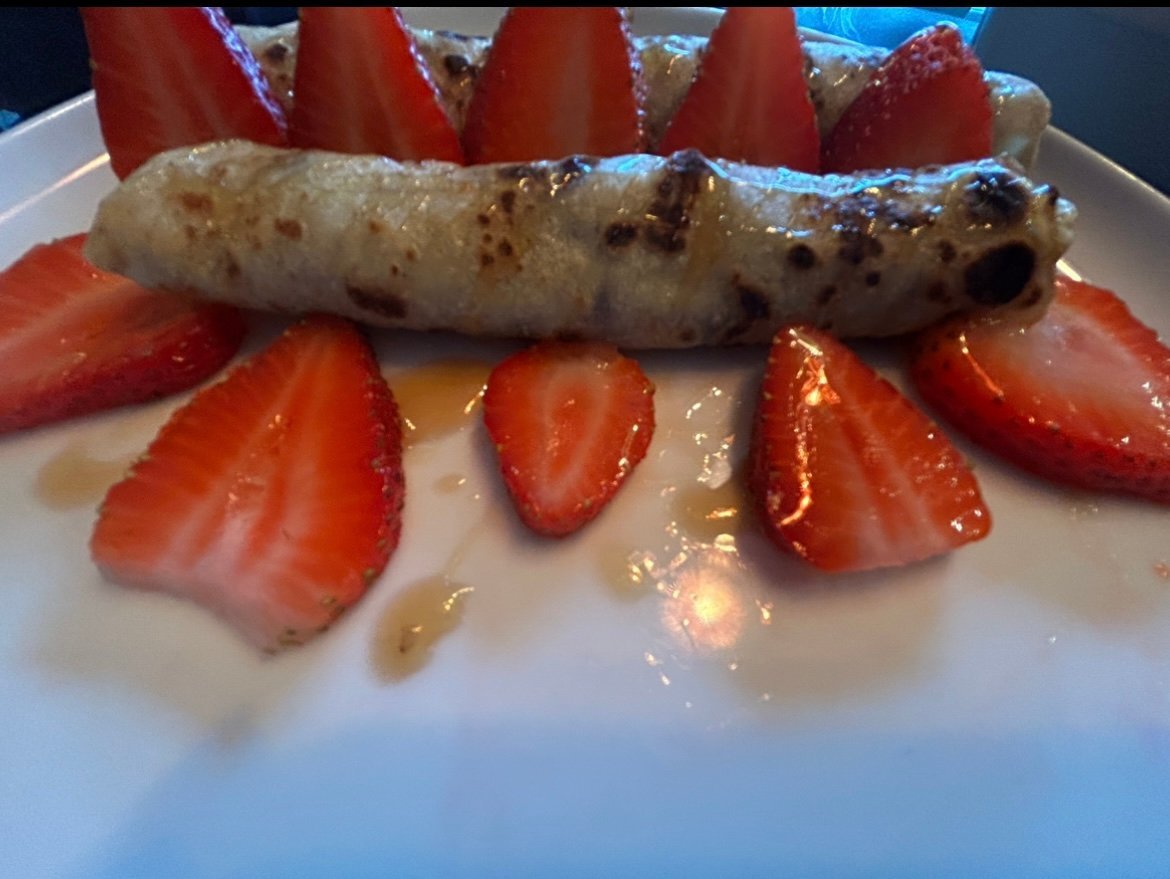 Crêpes dorées à la farine de coco et tapioca, sans gluten, empilées avec texture légère.