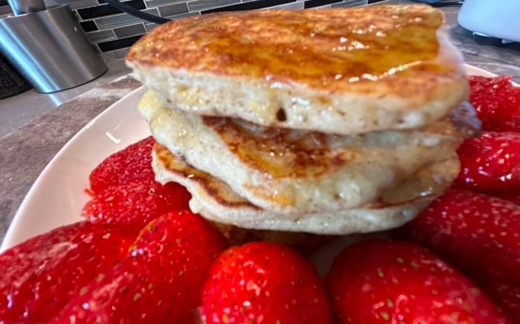 Pancakes au sarrasin, sans gluten, empilés avec texture moelleuse et dorée.