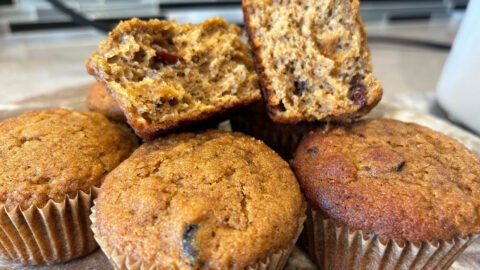 Muffins coco‑sarrasin sans gluten, moelleux et dorés, présentés sur une assiette avec quelques pépites de chocolat.