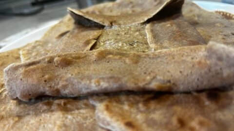 Crêpes dorées à la farine de teff, sans gluten, empilées avec texture légère.