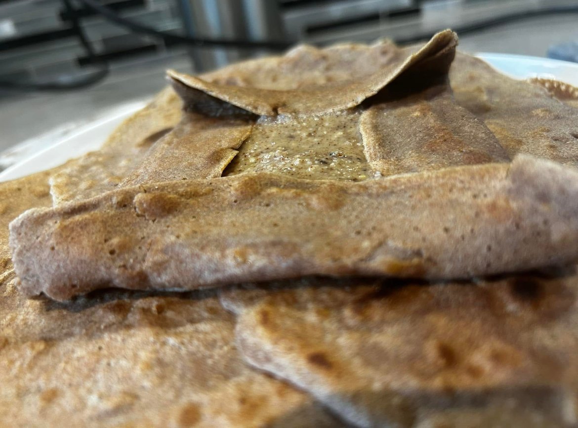 Crepes a la farine de teff Crêpes dorées à la farine de teff, sans gluten, empilées avec texture légère.