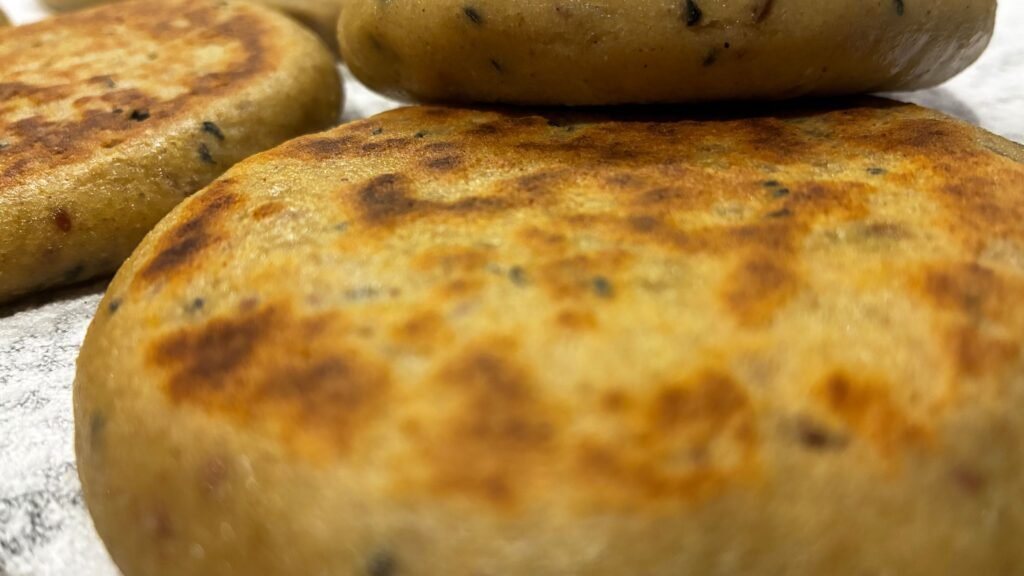 Pain maison au sarrasin et quinoa, sans gluten, avec mie moelleuse et croûte dorée.