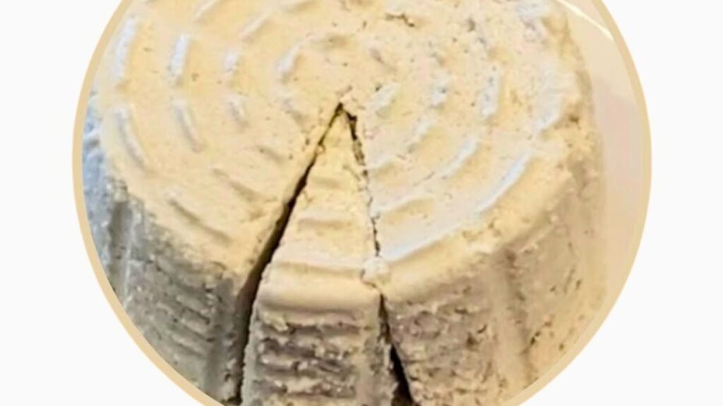 Fauxmage végétal crémeux aux graines de tournesol, présenté dans un bol avec texture lisse et tartinable.