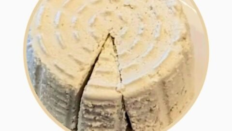 Fauxmage végétal crémeux aux graines de tournesol, présenté dans un bol avec texture lisse et tartinable.