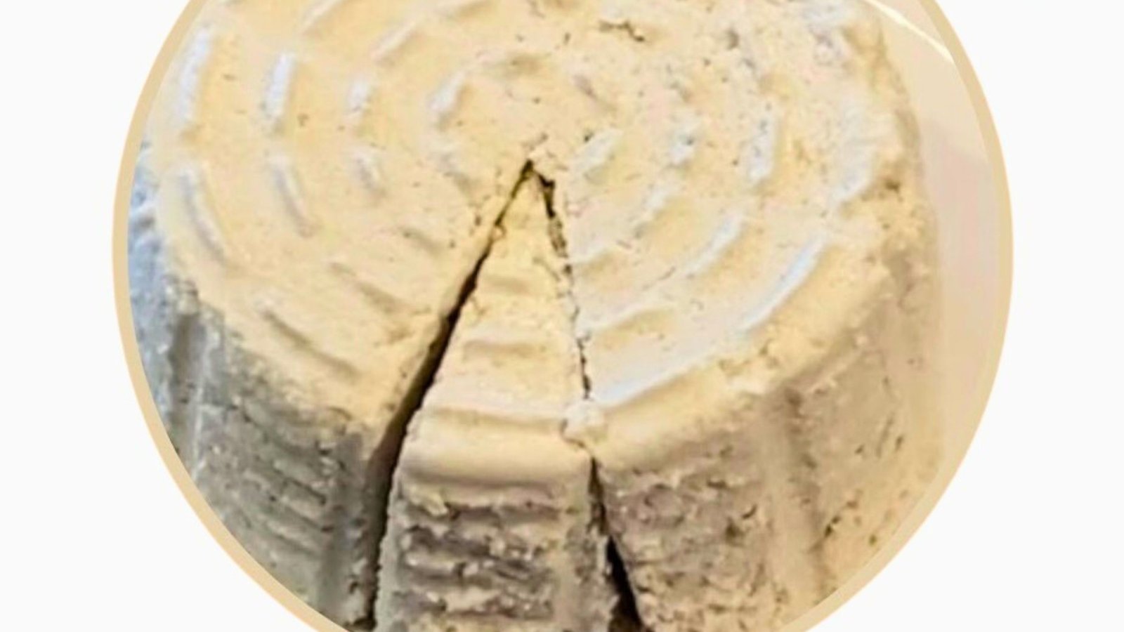 Fauxmage végétal crémeux aux graines de tournesol, présenté dans un bol avec texture lisse et tartinable.