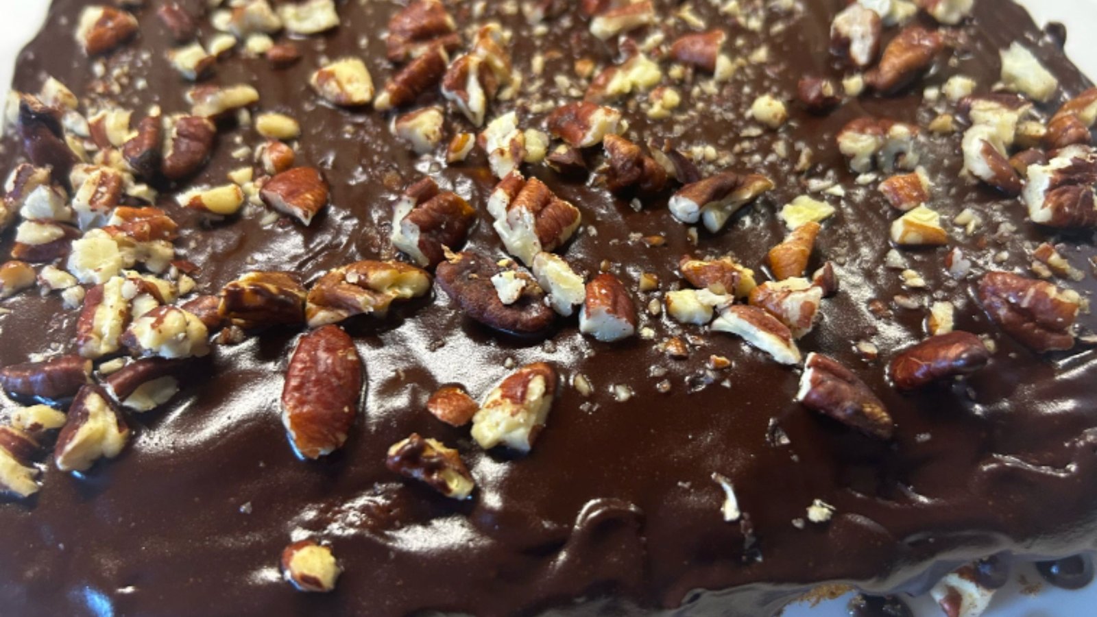 Gâteau aux carottes et noix ultra moelleux, fait maison, sain et naturellement sucré à la purée de dattes.