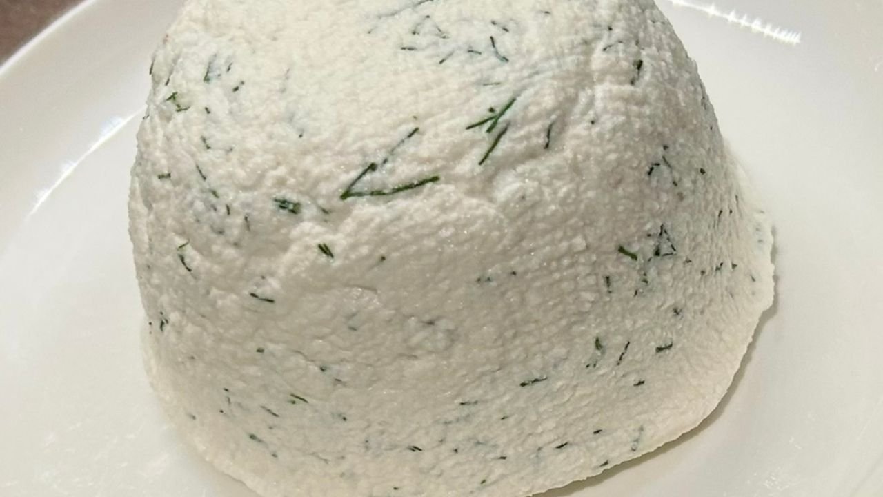 Fauxmage crémeux aux amandes dans un bol, tartinade végétale maison sans produits laitiers.