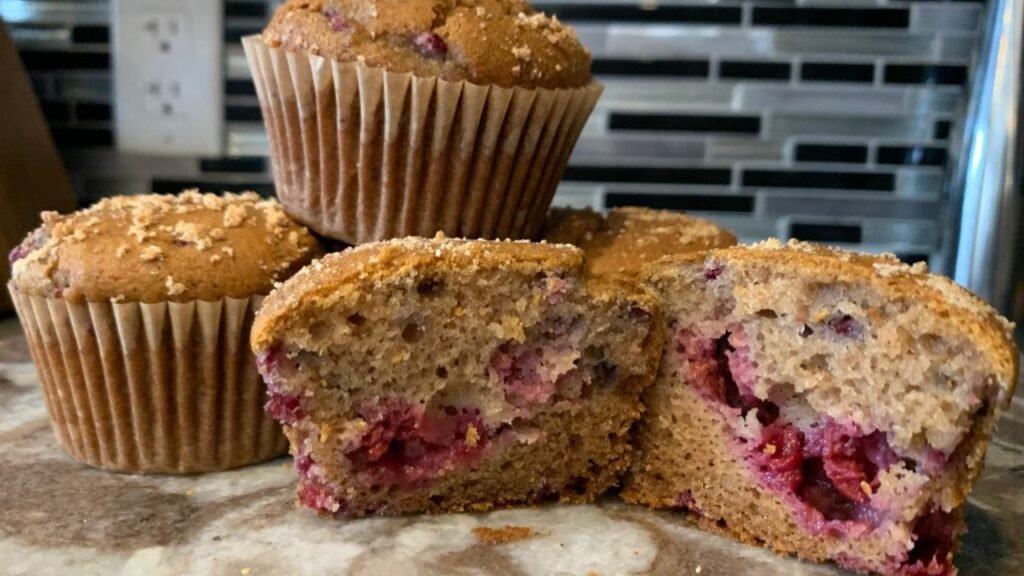 Muffins sans gluten faits maison, moelleux et dorés, préparés avec de la farine de manioc.