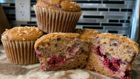 Muffins sans gluten faits maison, moelleux et dorés, préparés avec de la farine de manioc.