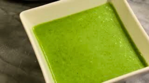 Soupe express aux poireaux, brocolis et épinards dans un bol, veloutée et verte, prête à servir.