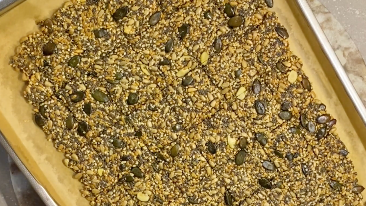 Craquelins végétaliens sans gluten aux graines, dorés et croustillants.