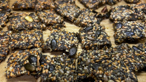 Craquelins végétaliens sans gluten aux graines, dorés et croustillants.