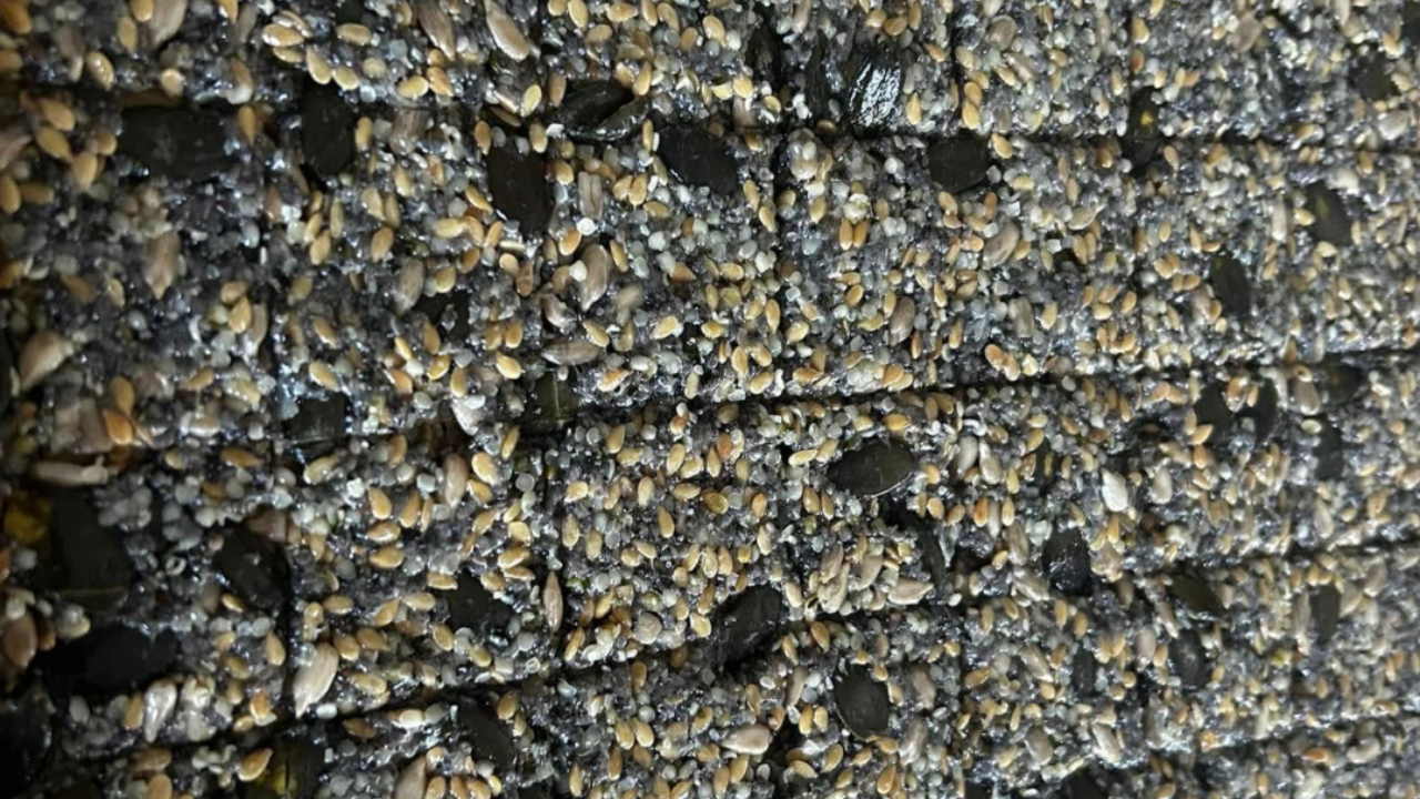 Craquelins végétaliens sans gluten aux graines, dorés et croustillants.