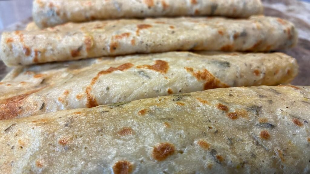 Tortilla maison à base de quinoa et d’eau, fine, souple et sans gluten, cuite à la poêle.Tortilla maison à base de quinoa et d’eau, fine, souple et sans gluten, cuite à la poêle.