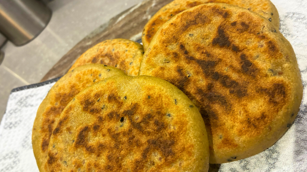 Pain de quinoa et sarrasin au levain, galettes dorées et moelleuses cuites à la poêle, avec une texture souple et rustique