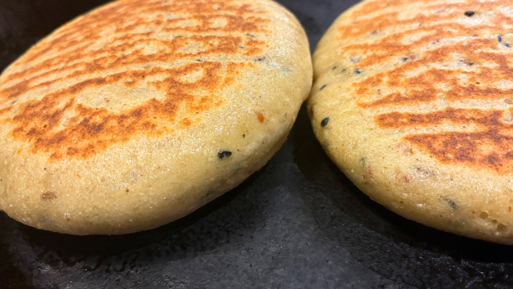 Pain de quinoa et sarrasin au levain, galettes dorées et moelleuses cuites à la poêle, avec une texture souple et rustique