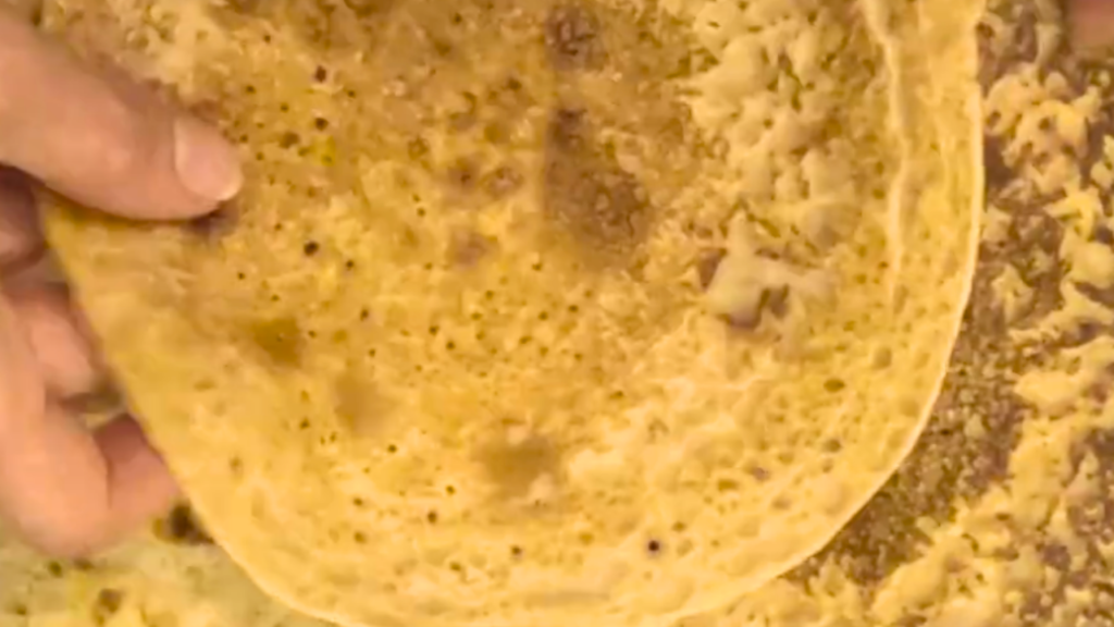 Tortilla aux lentilles rouges sans gluten, souple et dorée, prête à être garnie pour un repas sain.