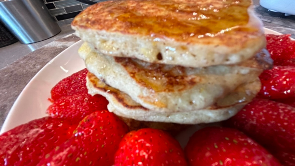 Pancakes au sarrasin, sans gluten, empilés avec texture moelleuse et dorée.
