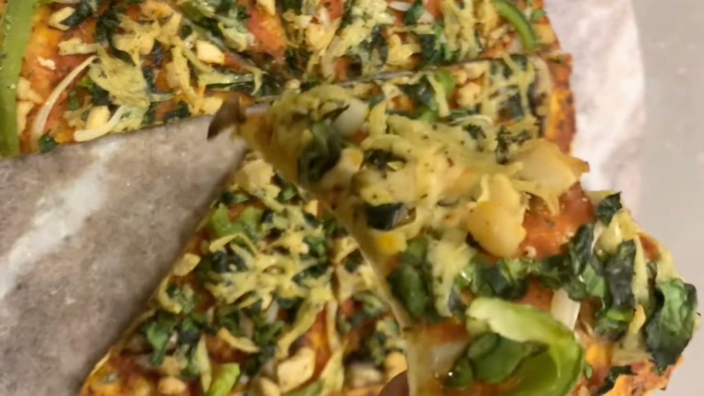 Pâte à pizza sans gluten, moelleuse et légèrement croustillante.