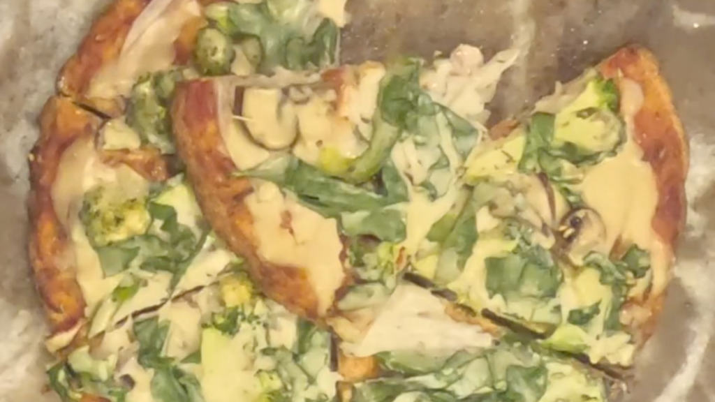 Pâte à pizza keto sans gluten préparée avec chou‑fleur, farine de coco et psyllium, base légère et saine.