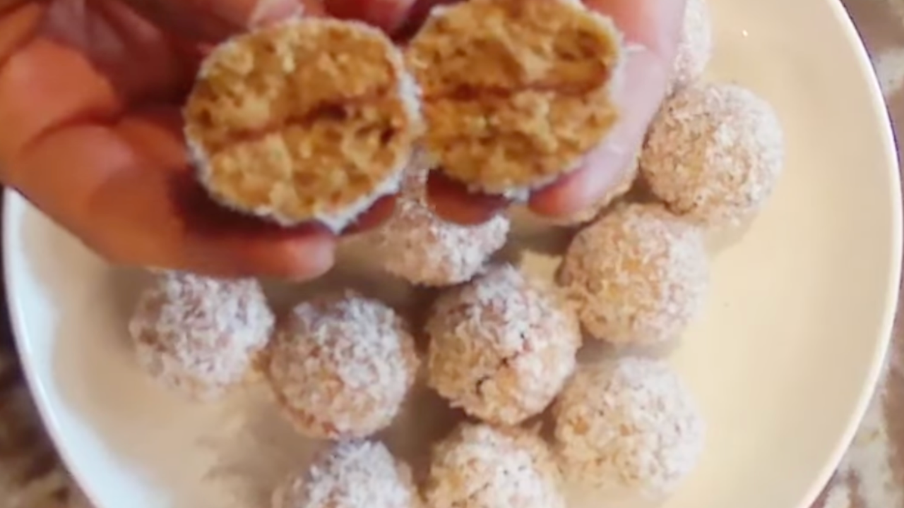 Boules de coco légères et fondantes, collées deux par deux avec du miel et roulées dans de la noix de coco râpée