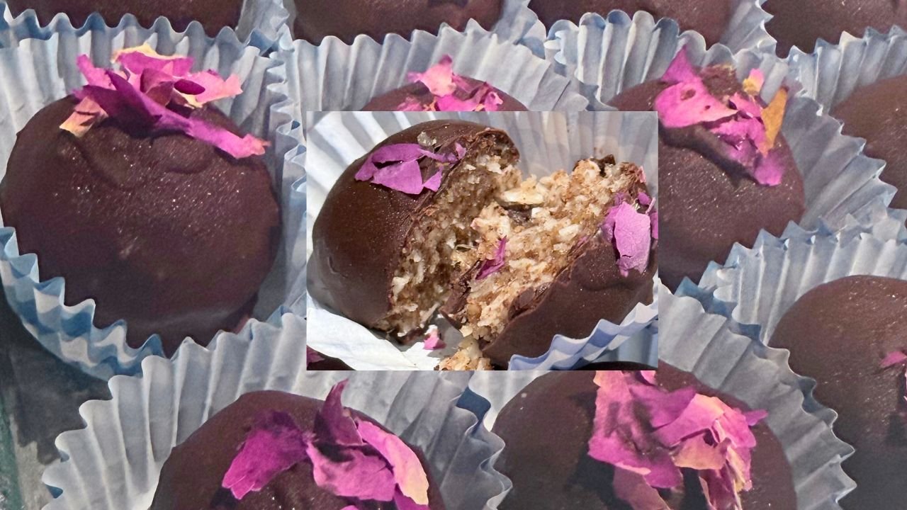 Boules de coco keto sans sucre, enrobées de chocolat noir et décorées de pétales de roses