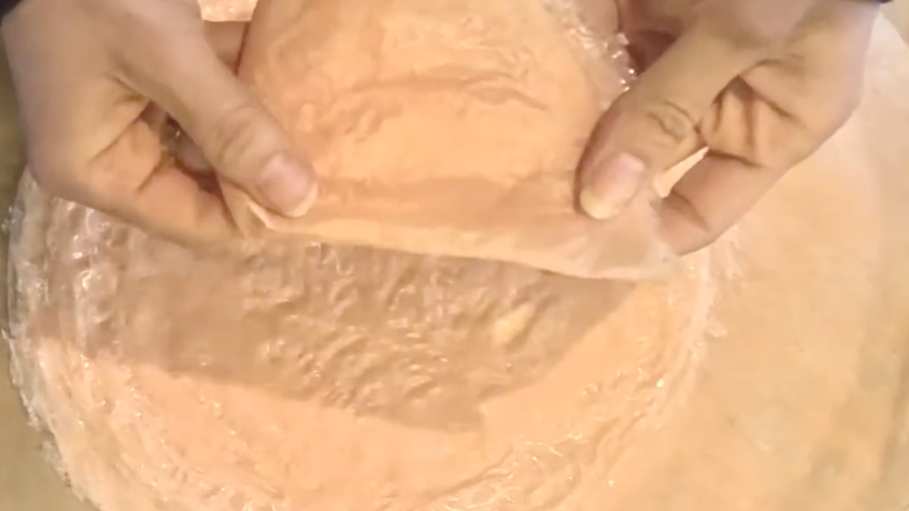 Feuilles de brick fines et souples préparées avec des lentilles corail et cuites à la vapeur sur une poêle, version sans gluten.