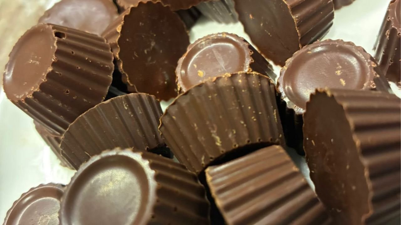 Chocolat maison sain au cacao, huile de coco et miel, avec version sans sucre à la stévia.