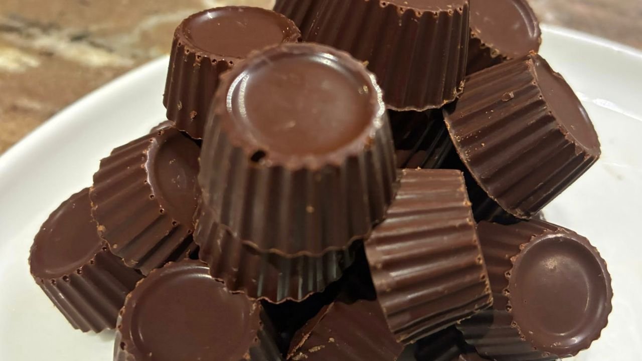 Chocolat maison sain au cacao, huile de coco et miel, avec version sans sucre à la stévia.