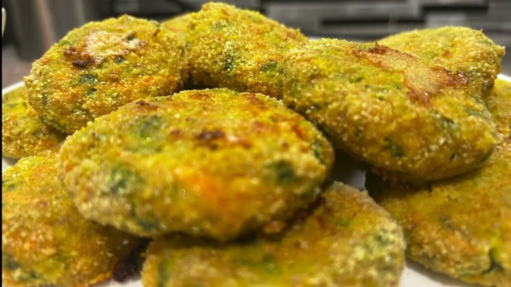 Boules de poisson blanc à la patate douce, dorées au four et servies avec une sauce au yaourt.