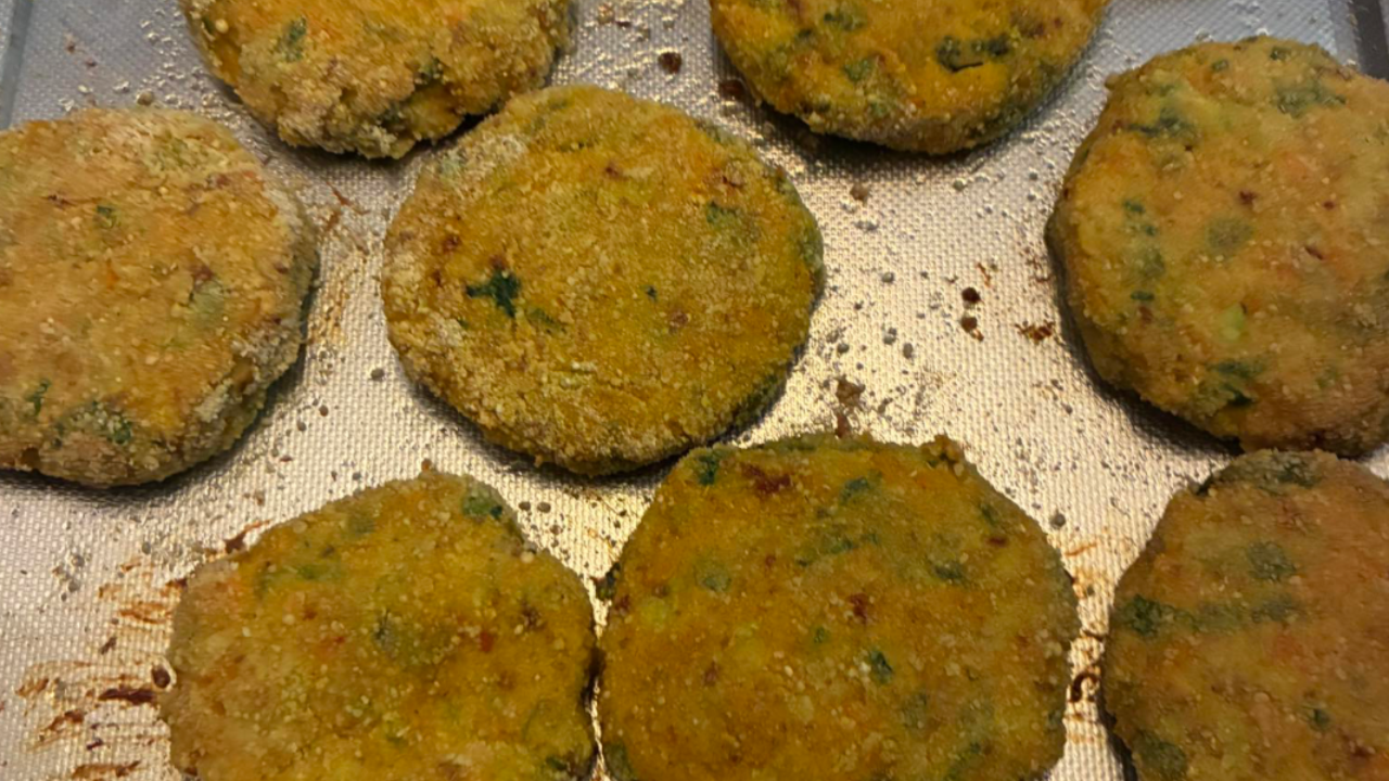 Boules de poisson blanc à la patate douce, dorées au four et servies avec une sauce au yaourt.