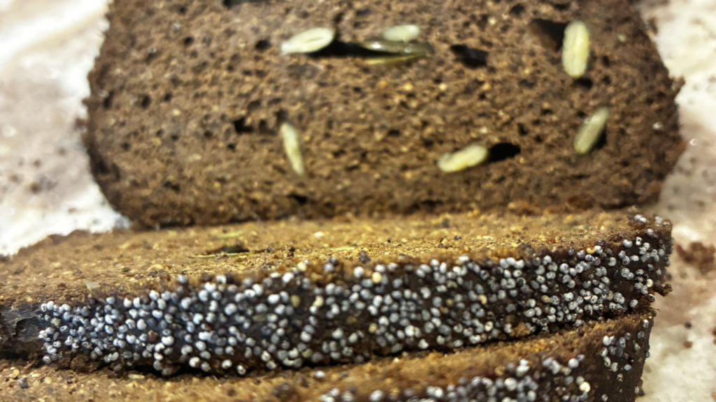 Pain nutritif sans gluten aux graines & caroube Pain sans gluten fait maison, préparé avec des graines moulues, de la farine de caroube et du psyllium.