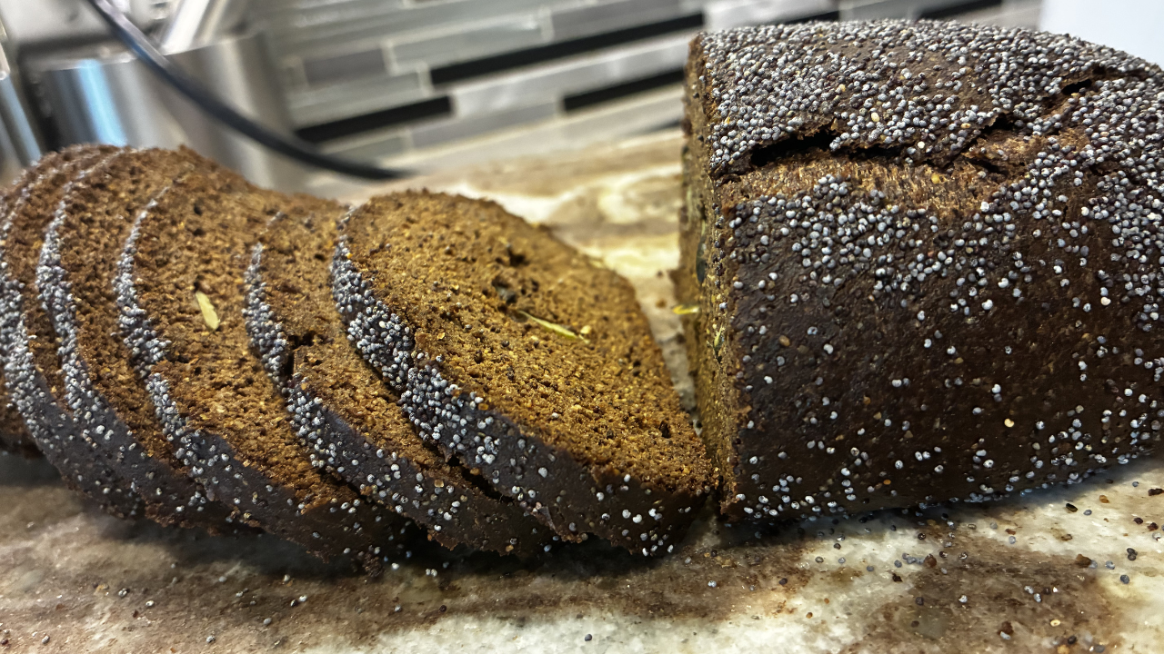 Pain nutritif sans gluten aux graines & caroube Pain sans gluten fait maison, préparé avec des graines moulues, de la farine de caroube et du psyllium.