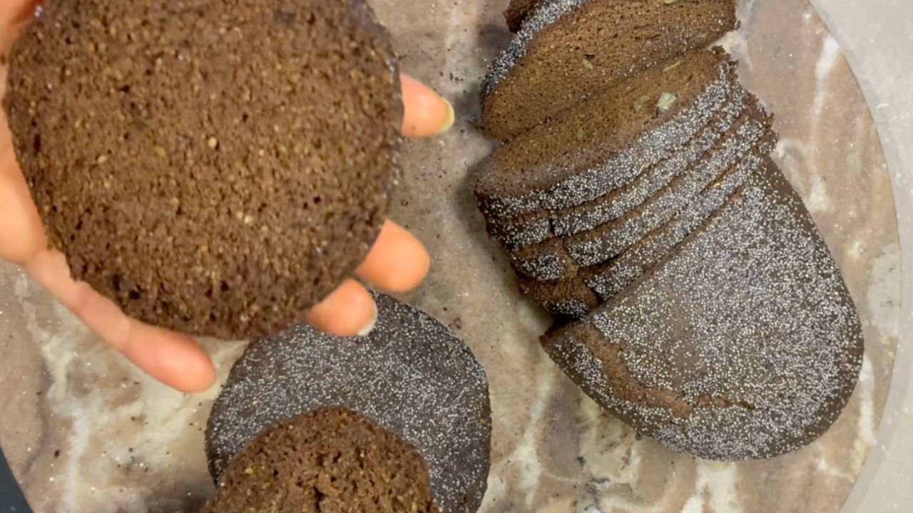 Pain nutritif sans gluten aux graines & caroube Pain sans gluten fait maison, préparé avec des graines moulues, de la farine de caroube et du psyllium.
