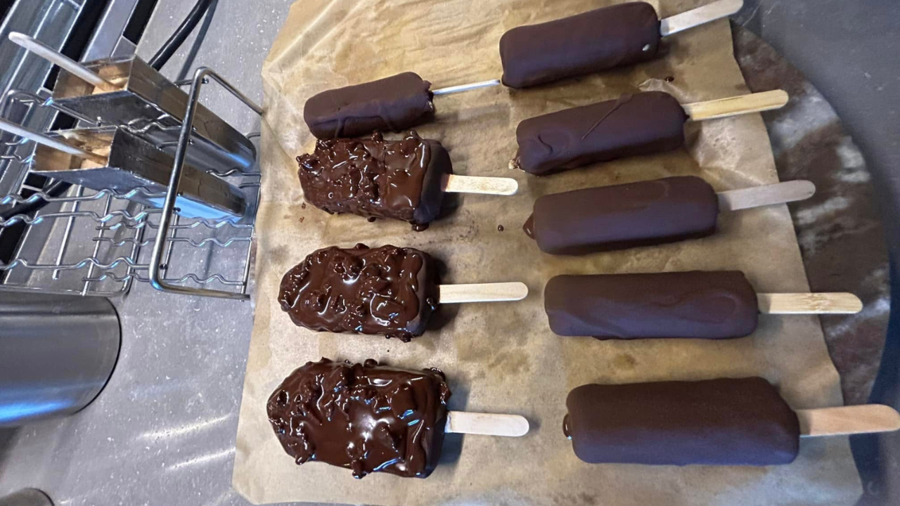 Glaces maison crémeuses aux graines de tournesol, version nature et version rose aux fraises et nectarines, avec option enrobage chocolat.