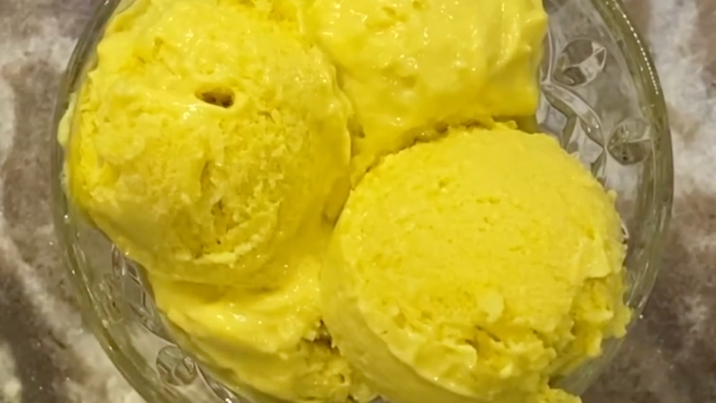 Glace végétale pêche et mangue, texture crémeuse et colorée, dessert frais sans lait ni gluten.
