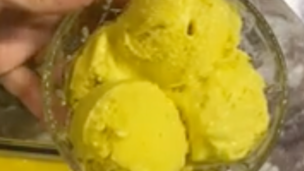 Glace végétale pêche et mangue, texture crémeuse et colorée, dessert frais sans lait ni gluten.